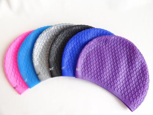 游泳戴硅膠的好還是布的好，硅膠泳帽和布泳帽哪個更舒服？